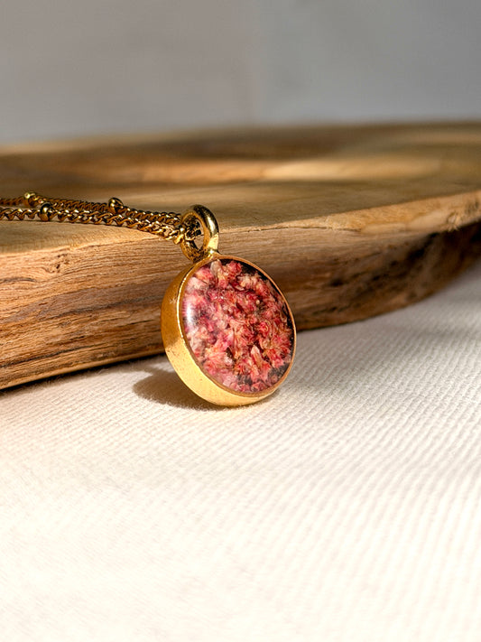 Botanische hanger met echte roze rode amarant bloem in goud van BeLeaf Art