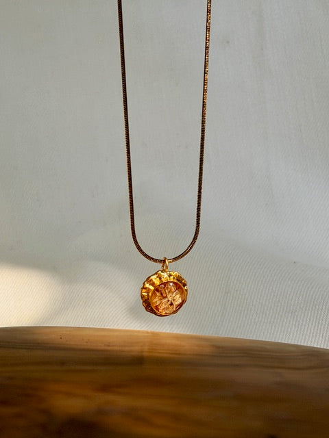 Detail van bruidssluier bloem in 22k vergulde hanger BeLeaf Art