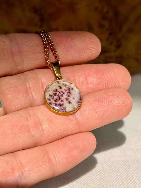18k gold plated hanger met echte orchidee wit paars detail in resin van BeLeaf Art