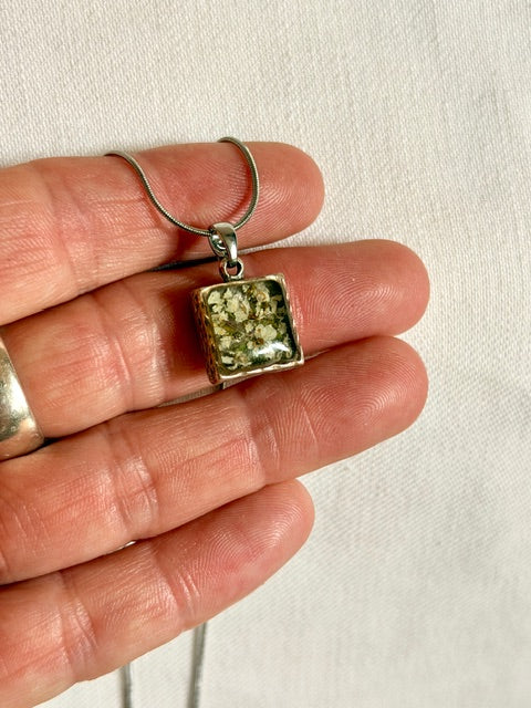 Kleine zilveren bloemenhanger met witte schermbloem - 10 mm