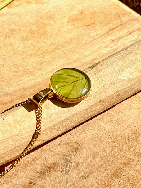 Gold plated hanger met groene bladnerven