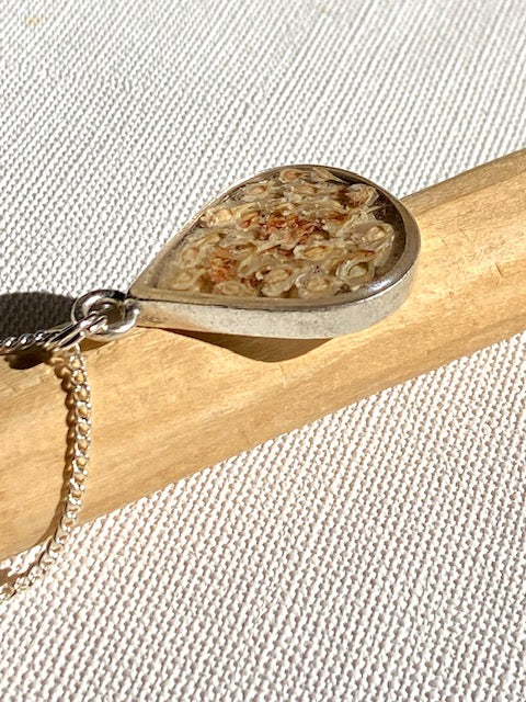 handgemaakte verzilverde druppelhanger met echte bruidsluier bloem in kunsthars