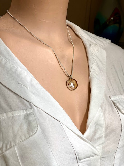 Ketting met zilveren botanische hanger met echte bloem gestreept patroon. BeLeaf Art