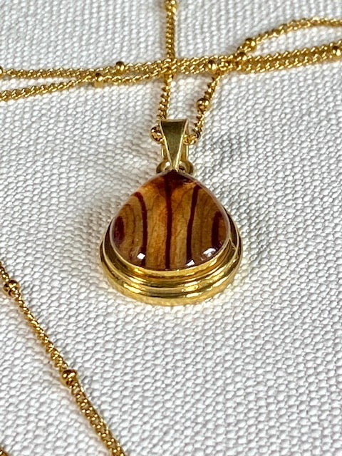 vergulde druppel met uniek natuur design