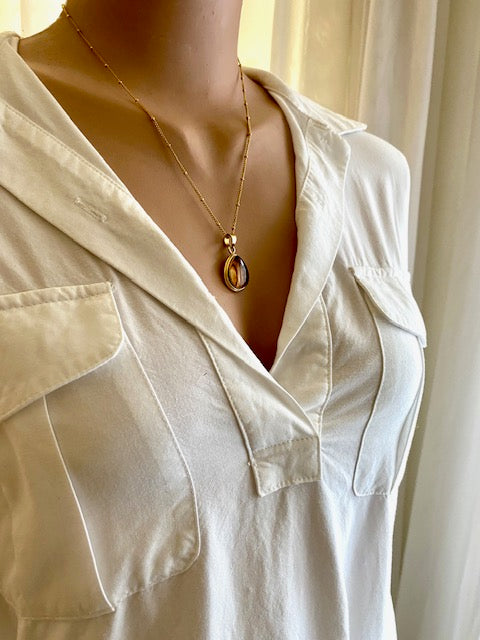 vergulde botanische met bloem in epoxy