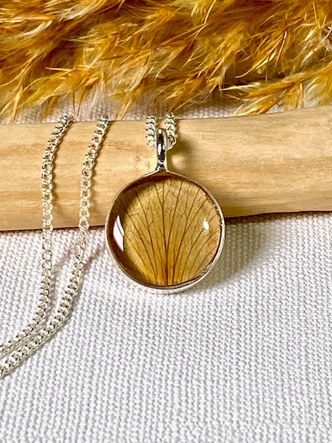 zilveren ronde hanger met gedroogd rozenblad