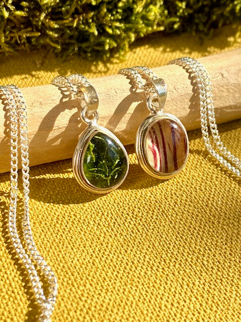 Exclusive silver oval pendant with trumpet flower.