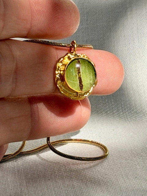 Groen varenblad in 22k vergulde hanger