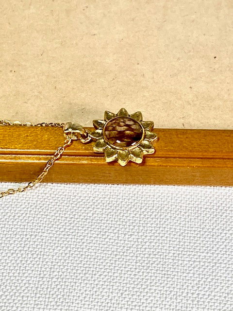 bloem hanger met fritillaria