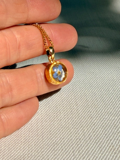 BeLeaf Art Fijne gouden ketting met kleine hanger en blauw bloemdetail