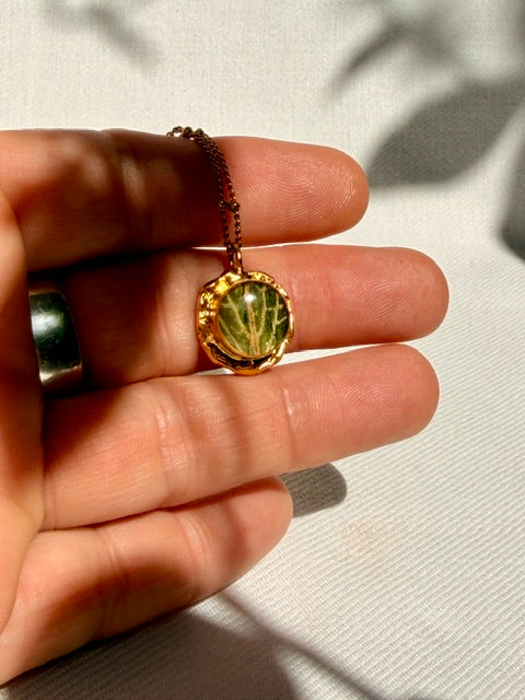 Gouden hanger met groen Fittonia blad en lichte nerven