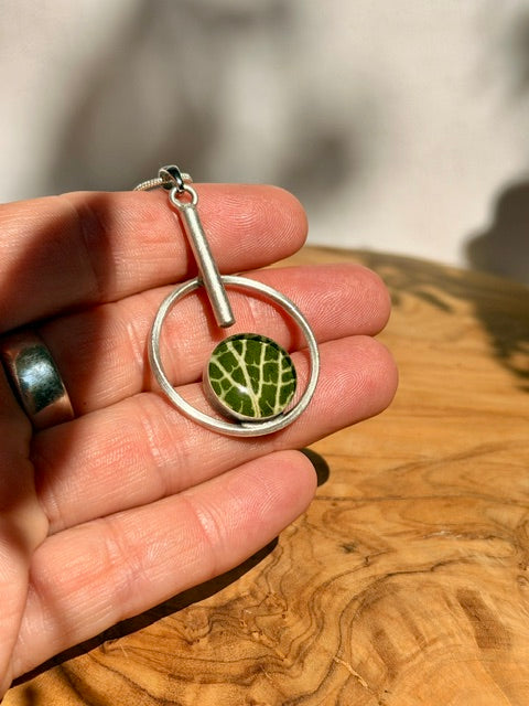 Groen blad met lichte nerven in moderne hanger - verzilverd