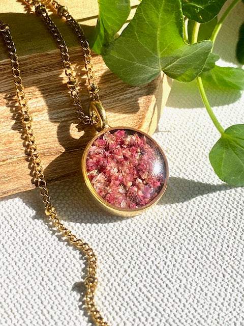 Gold plated (24k) round pendant with red Amaranth.