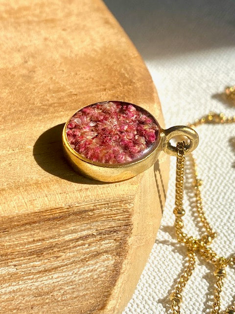 Gold plated (24k) round pendant with red Amaranth.