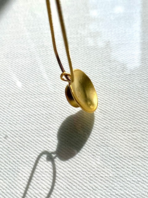 Rozenblad & Goud | vergulde hanger met tweekleurig rozenblad