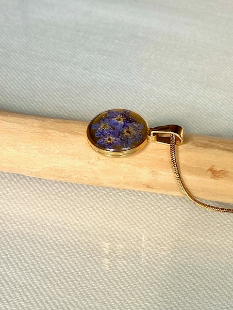 Gouden hanger met blauwe bloemetjes