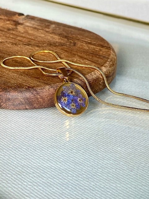 Gouden hanger met blauwe bloemetjes