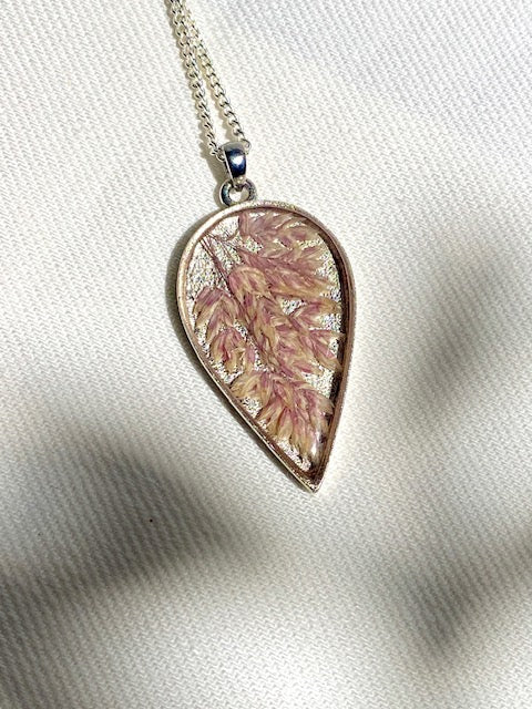 Druppelhanger met veldgras | sierlijk en verfijnd