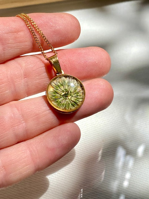 Klaverbloem in gold-plated hanger - magisch patroon