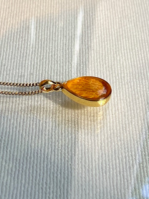 Azalea in 22k vergulde druppelhanger | uniek patroon