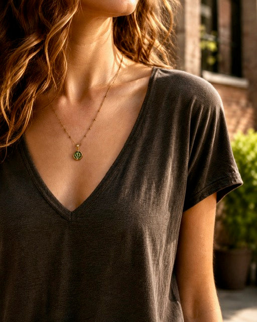 Kleine botanische hanger met groen Fittonia blad en 18k vergulde ketting