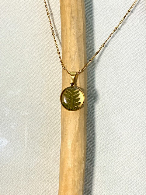 Botanische gold plated hanger met varenblad | verfijnd natuurdesign