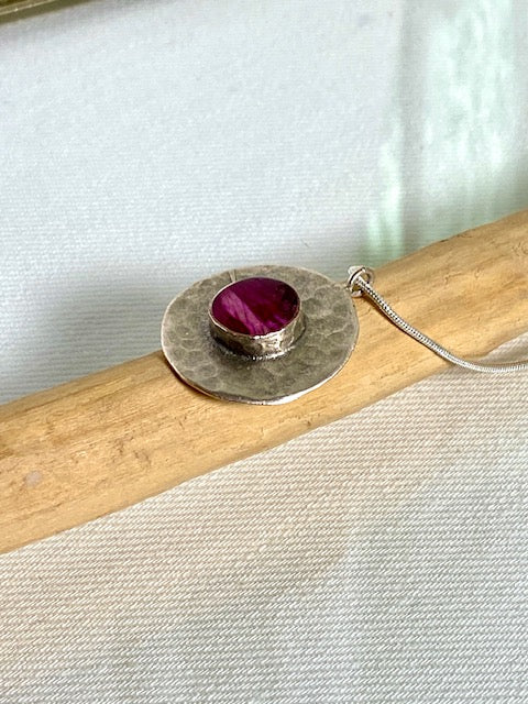 Betoverende verzilverde hanger met echt rozenblad