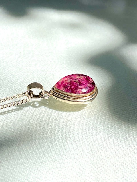 Exclusieve zilveren druppelhanger met roze Duizendknoop.