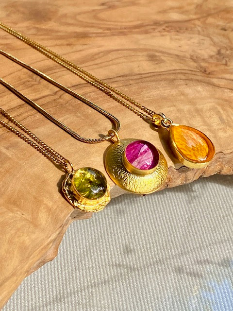 Azalea in 22k vergulde druppelhanger | uniek patroon