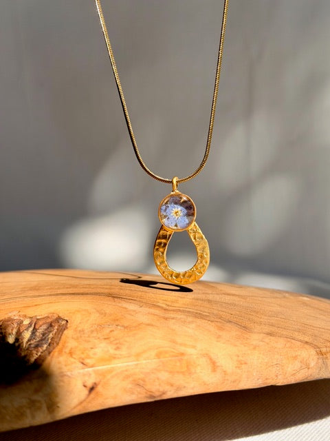 22k goud hanger met echt blauw bloemetje in hars BeLeaf Art
