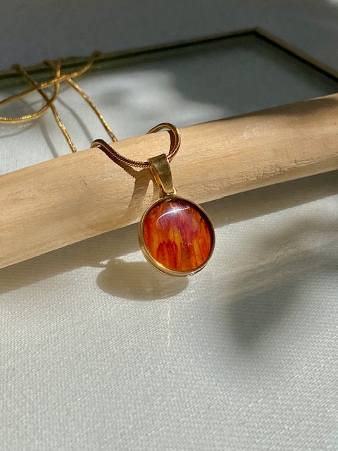 Goudsbloem in gold-plated hanger