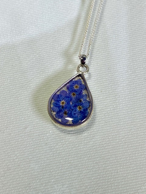 Blauwe bloempjes in verzilverde druppel hanger | Vergeet me nietjes