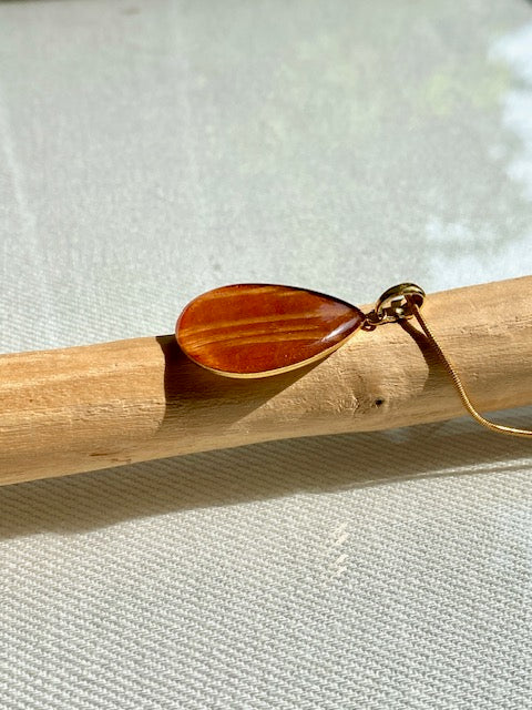 Amberkleurige berkenbast in gouden druppelhanger | prachtige symboliek