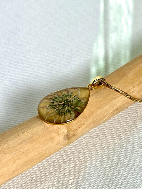 Gedroogde klaverbloem in gold plated druppelhanger