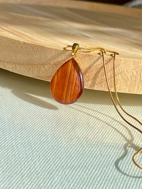 Amberkleurige berkenbast in gouden druppelhanger | prachtige symboliek