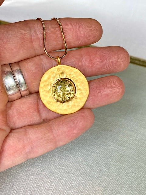Hanger, 22k verguld, met prachtig patroon van een schermbloem