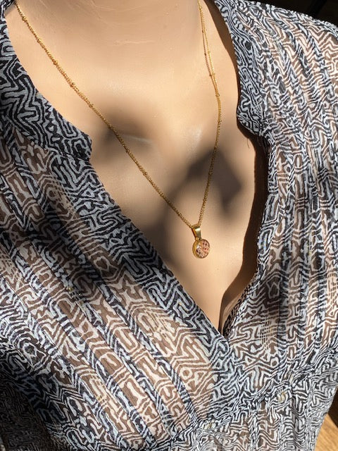 Geblokt patroon van kievitsbloem in hanger.