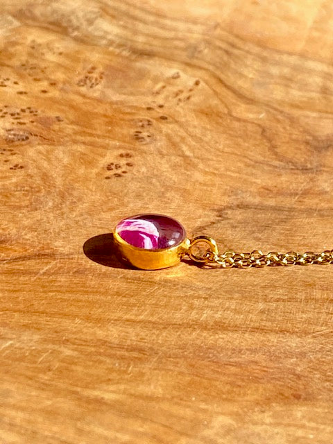 Gold plated (18k op brass) rond hangertje met geboortebloem roos.