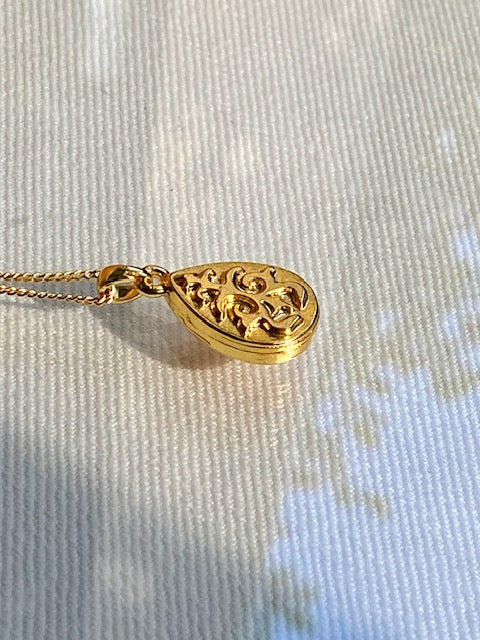 Azalea in 22k vergulde druppelhanger | uniek patroon