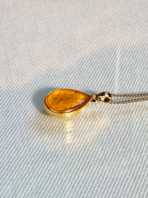 Azalea in 22k vergulde druppelhanger | uniek patroon