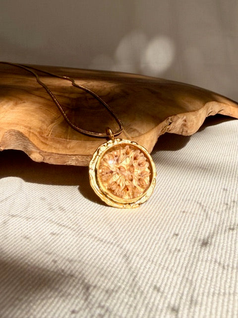 ronde-gouden hanger met echte bruidssluier bloem BeLeaf Art