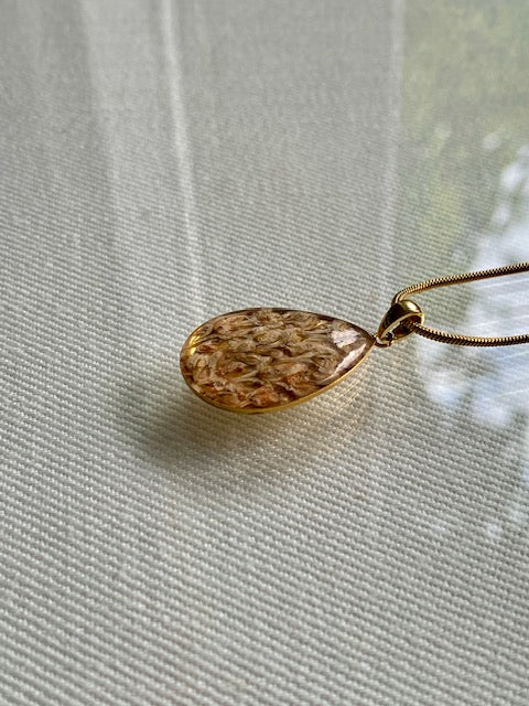 Bruidssluier in elegante gouden druppelhanger