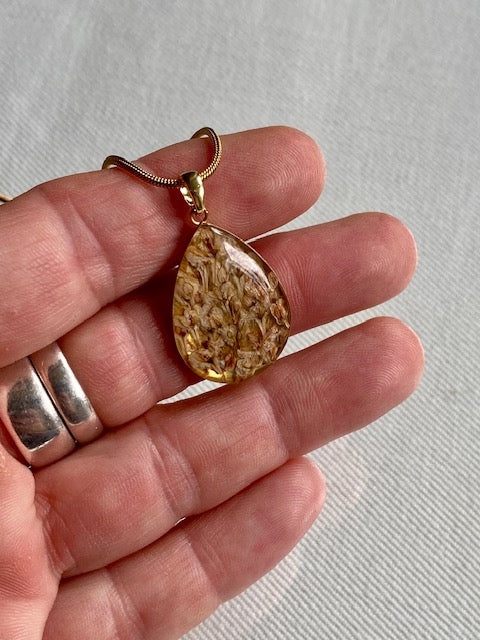 Bruidssluier in elegante gouden druppelhanger