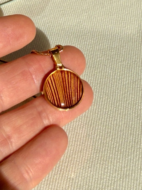 Handgemaakte hanger met echte bloem en resin