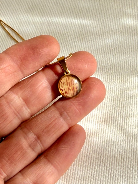 Kleine gouden hanger met azalea bloem detail in roze tinten