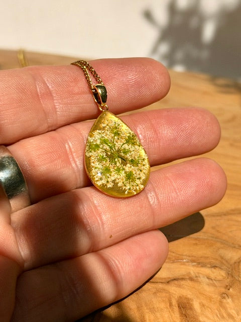 Goudkleurige druppelhanger met schermbloem | 18k gold plated