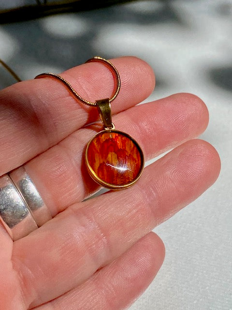 Goudsbloem in gold-plated hanger