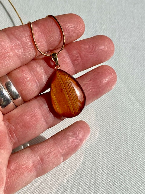 Amberkleurige berkenbast in gouden druppelhanger | prachtige symboliek