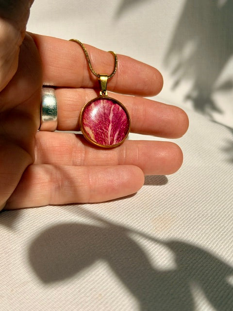 Sieraad met echte bloem van BeLeaf Art, roze rozenblad in ronde hanger
