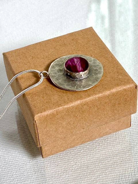 Betoverende verzilverde hanger met echt rozenblad | uniek roze kleurverloop